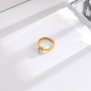 Anello minimalista in acciaio al titanio con grande zircone scintillante e castone a sei griffe