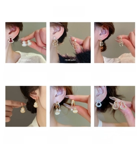 Détail de boucles d'oreilles gourde plaquées or 18K avec perles et cristaux vintage