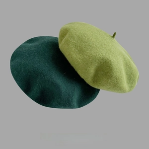 Bérets minimalistes en laine vert foncé et vert clair avec texture en feutre