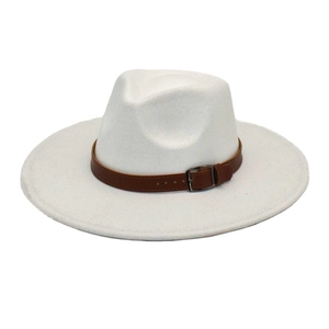 Chapeau fedora en laine blanche à large bord avec ruban en cuir brun et boucle métal