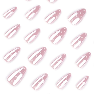 Faux ongles amande roses avec motif à pois blancs et finition brillante