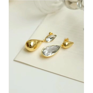 Makroaufnahme von 925 Silber-Ohrhängern mit facettierten Kristallen und Golddetails