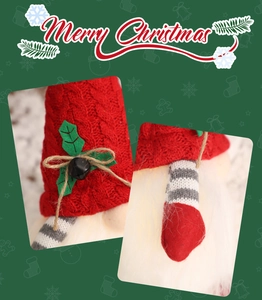 Dettaglio dello gnomo di Natale con cappello a maglia, campanellini e gambe a righe