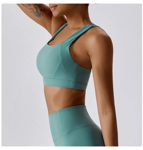 Dettaglio dei pantaloni da yoga a vita alta verde menta e del reggiseno sportivo