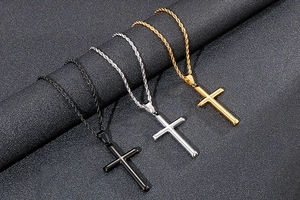 Trois colliers croix en noir, or et argent avec chaînes torsadées
