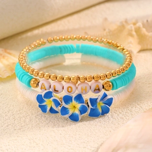 Dettaglio del set di braccialetti ALOHA con ciondoli plumeria e perline heishi turchesi