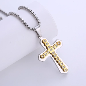 Pendentif croix bicolore en acier inoxydable avec zircone sur collier chaîne box