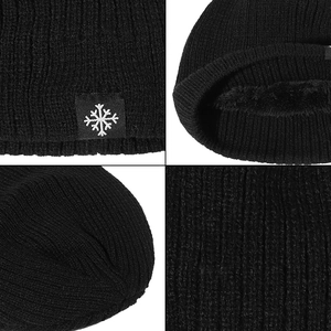 Détails de l'étiquette flocon et de la doublure en peluche sur le bonnet en tricot noir