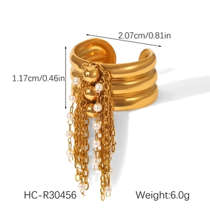 Détail de la bague en or 18 carats avec pampilles de perles et dimensions du produit