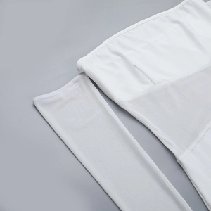 Vue détaillée des coutures en mesh élégant et du tissu blanc sur cette robe moulante sexy