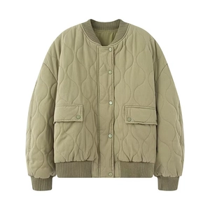 Détail d'un blouson aviateur matelassé vert sauge avec col en tricot et boutons-pression