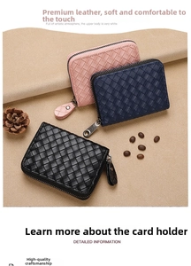 Détail de porte-cartes en cuir tressé rose, bleu marine et noir avec fermetures éclair