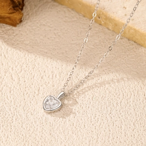 Collier avec pendentif cœur en argent S925 et zircon sur fond de pierre texturée
