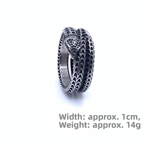 Macro detail of retro snake ring scales with 1cm width and 14g weight measurements