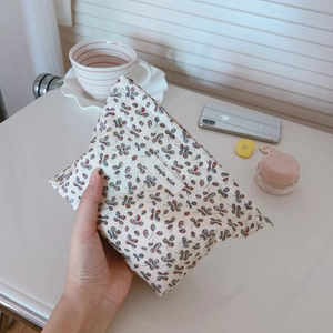 Piccola borsa cosmetica floreale in cotone con cerniera ed etichetta in tessuto