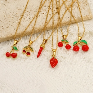 Collane alla moda con pendenti a ciliegia e fragola in smalto rosso e finitura dorata