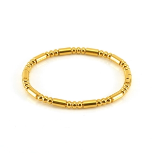 Détail du bracelet en acier inoxydable plaqué or 18 carats avec perles et cylindres