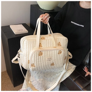 Sac à langer matelassé crème avec motif ours brun et bandoulière réglable