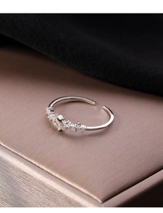 Primo piano di un anello a stella regolabile in argento S925 con pietre di zircone