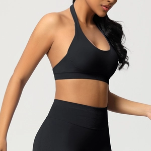 Vue latérale d'un ensemble de yoga noir sans couture avec soutien-gorge licou et legging