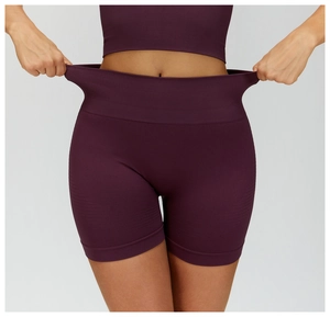 Détail du short de yoga sans couture montrant l'élasticité et la taille haute gainante