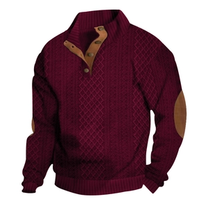 Nahaufnahme weinroter Strickpullover mit Ellenbogen-Patches aus Wildleder und Stehkragen