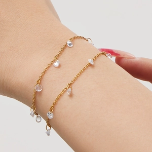 Elegantes goldenes Edelstahlarmband mit feinen Zirkonia-Anhängern für einen Lagenlook