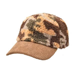 Detail van camouflage fleece stof en bruine corduroy rand op een honkbalpet
