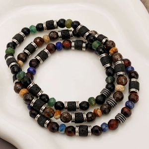 Dreiteiliges Set aus Naturstein-Perlenarmbändern mit Tigerauge und Lavagestein-Steinen