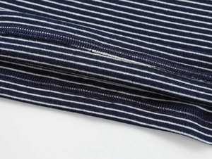 Détail macro du tissu en maille rayé bleu et blanc avec couture à double aiguille