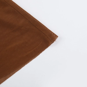 Vue macro détaillée de la texture du tissu en maille marron et des coutures de la robe