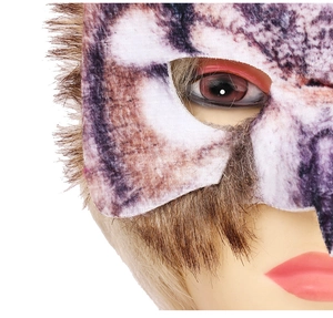 Gros plan macro sur les détails des plumes bioniques et la texture de ce masque hibou