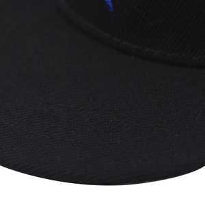 Détail des coutures multicouches sur la visière d'une casquette Dallas en coton noir