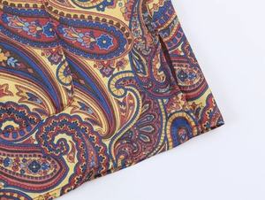 Gros plan détaillé du motif cachemire coloré sur l'ensemble pyjama avec coutures fines
