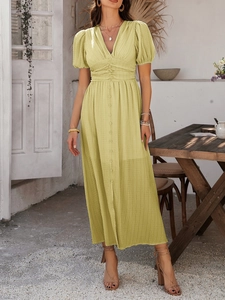 Hellgrünes V-Ausschnitt Kleid mit Puffärmeln und Knopfdetail im Boho-Interieur