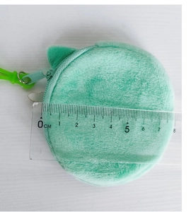 Detailansicht der 8cm Durchmesser-Messung einer minzgrünen Plüsch-Einhorn-Geldbörse
