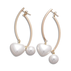 Élégantes boucles d'oreilles dorées avec perles en forme de cœur sur fond blanc