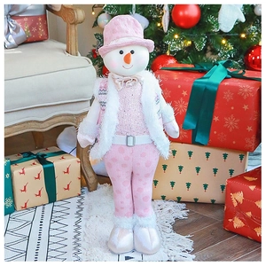 Decorazione a pupazzo di neve rosa con cappello a maglia in un accogliente set natalizio