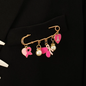 Detaillierte Nahaufnahme einer Brustkrebs-Anstecknadel mit rosa Schleife an einem Sakko