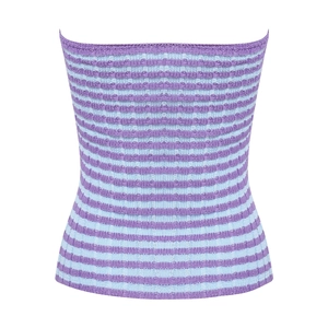 Dettaglio del top a fascia in maglia a righe viola e blu chiaro con trama fine