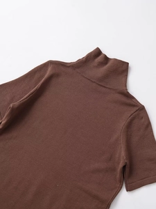 Détail du t-shirt marron en maille à col montant montrant la texture et les coutures