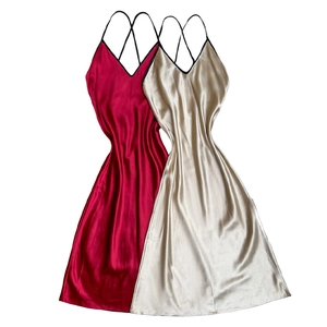 Elegante camicia da notte in raso di seta per donna in rosso e oro champagne con scollo a V