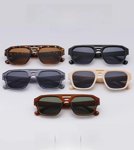 Cinq paires de lunettes aviateur rétro colorées avec détails élégants de double pont nasal