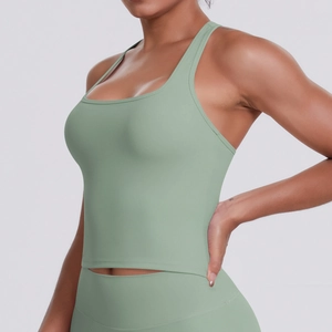 Vue latérale d'un débardeur de sport vert sauge court pour le yoga et le fitness intensif