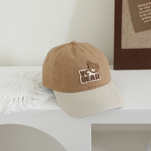 Détail de la broderie VC BEAR et des coutures contrastées sur la casquette enfant