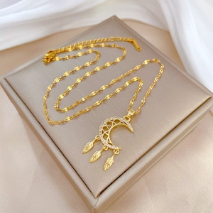 Collar de lujo en titanio dorado con colgante de luna y atrapasueños