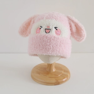 Detailansicht der weichen rosa Plüschmütze mit süßer Stickerei und Hasenohren Design