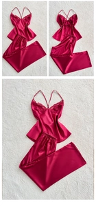 Détail du pyjama en satin bordeaux avec bordure en dentelle et dos croisé sexy