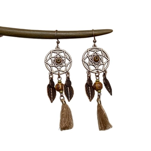 Boucles d'oreilles bohèmes attrape-rêves avec cercle en bronze, perles et glands kaki