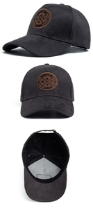 Vista dettagliata multi-angolo di un cappellino da baseball in pelle scamosciata grigia